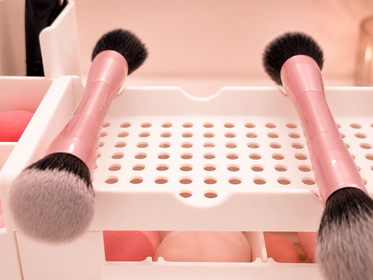 *Grooves hold your double sided makeup brushes in place while protecting the bristles